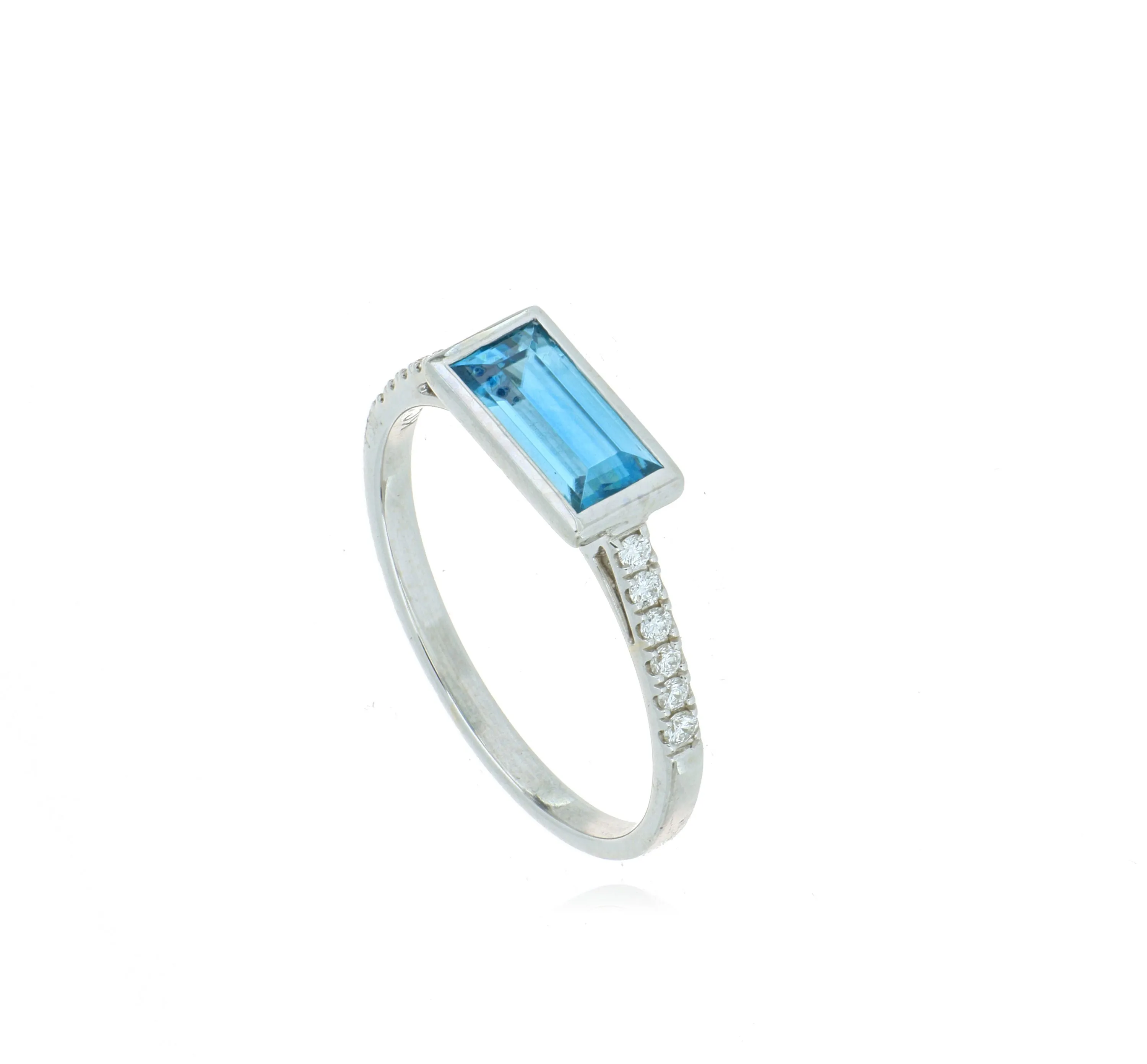 18k White Gold Blue Zircon and Diamond Fashion Ring