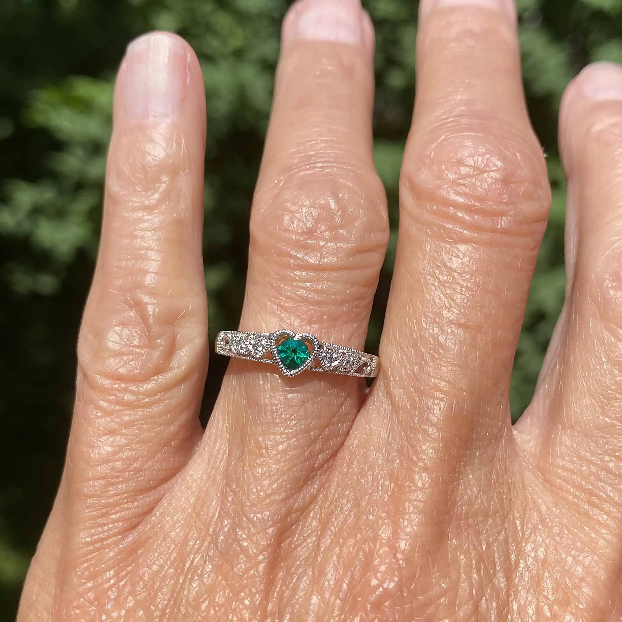 Vintage White Gold Diamond Emerald Heart Ring Band